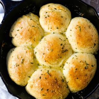 Garlic knots (6)